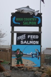 High Country Salmonにある顔ハメ看板で笑顔を向ける少女