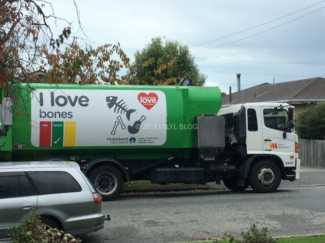 クライストチャーチのI Love bonesと書いてあるゴミ収集車
