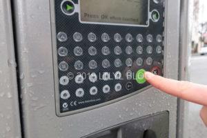 NZの駐車券発券機OKボタン