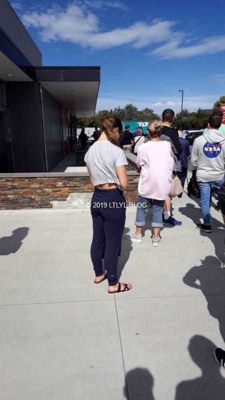 スーパーマーケットの外に並ぶ人たち